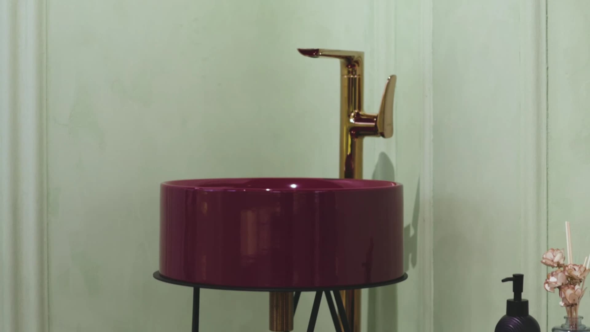 A sculptural Aquant Signature basin